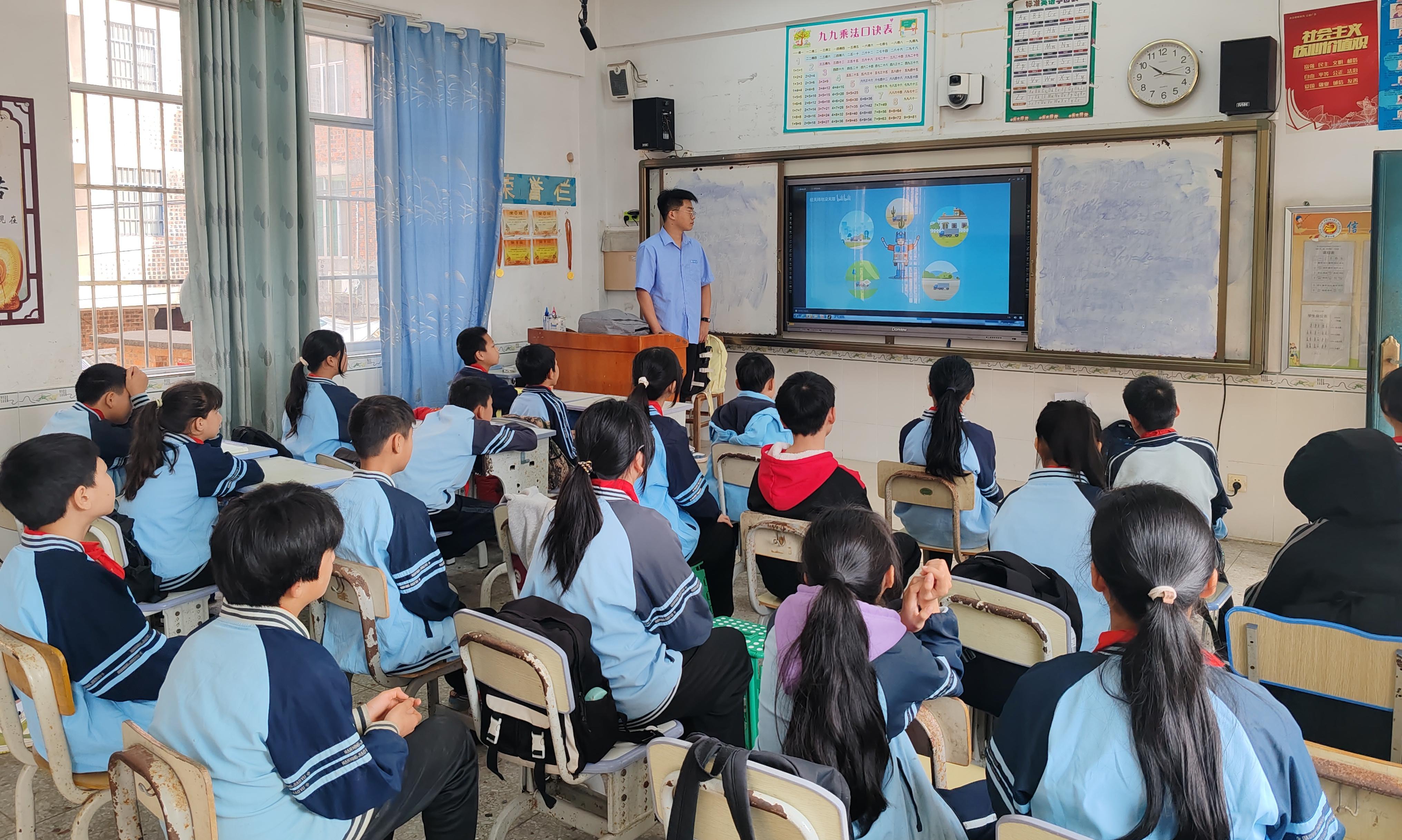 为属地学校讲课.jpg