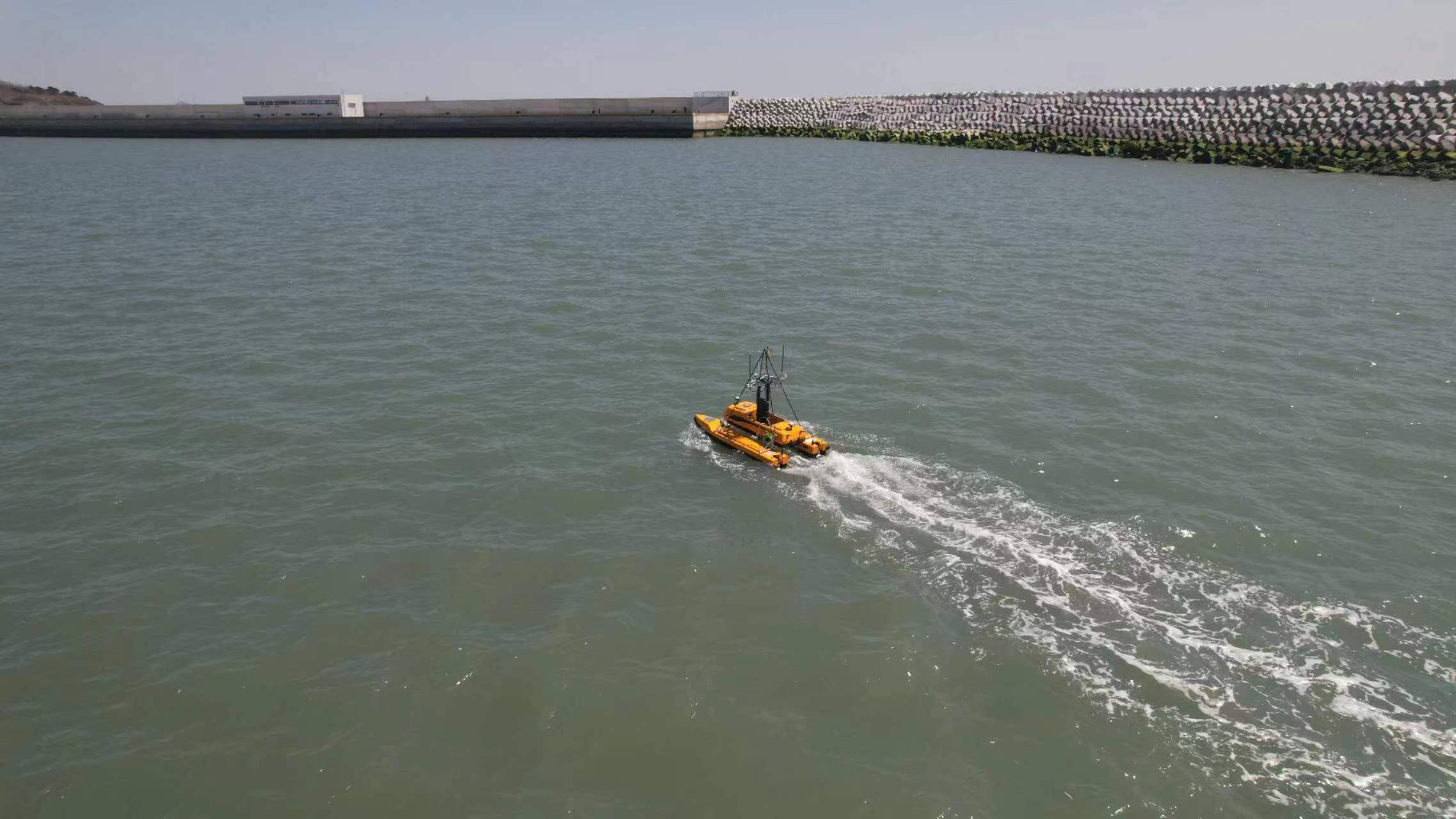 无人船配合多波速测深仪器对海底情况进行数据采集.jpg